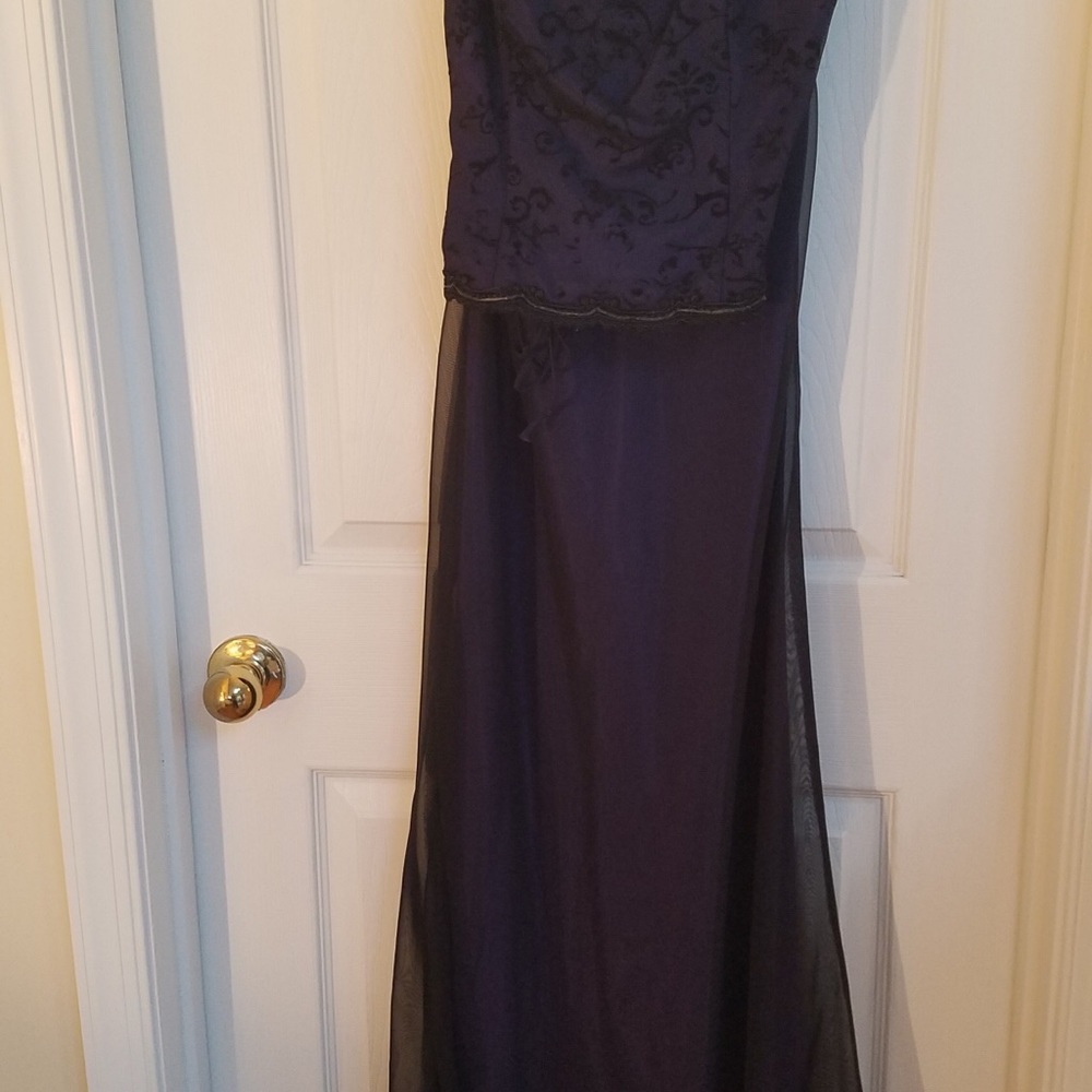 Dresses - Picture 3 of 3